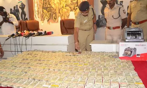 பொதுமக்கள் 2 ஆயிரம் ரூபாய் நோட்டுகளை வங்கியில் மாற்றவும்-கோவை எஸ்.பி அறிவுரை