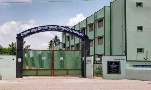 மதிப்பெண் குறைந்த மாணவர்களை பள்ளியில் சேர்க்க மறுப்பு - தலைமையாசிரியரை பொதுமக்கள் முற்றுகை