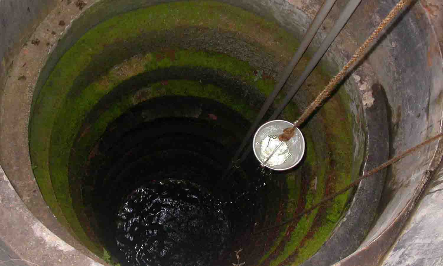 ஆழ்துளை கிணற்றில் சாயக்கழிவு தண்ணீா் பொதுமக்கள் புகார்