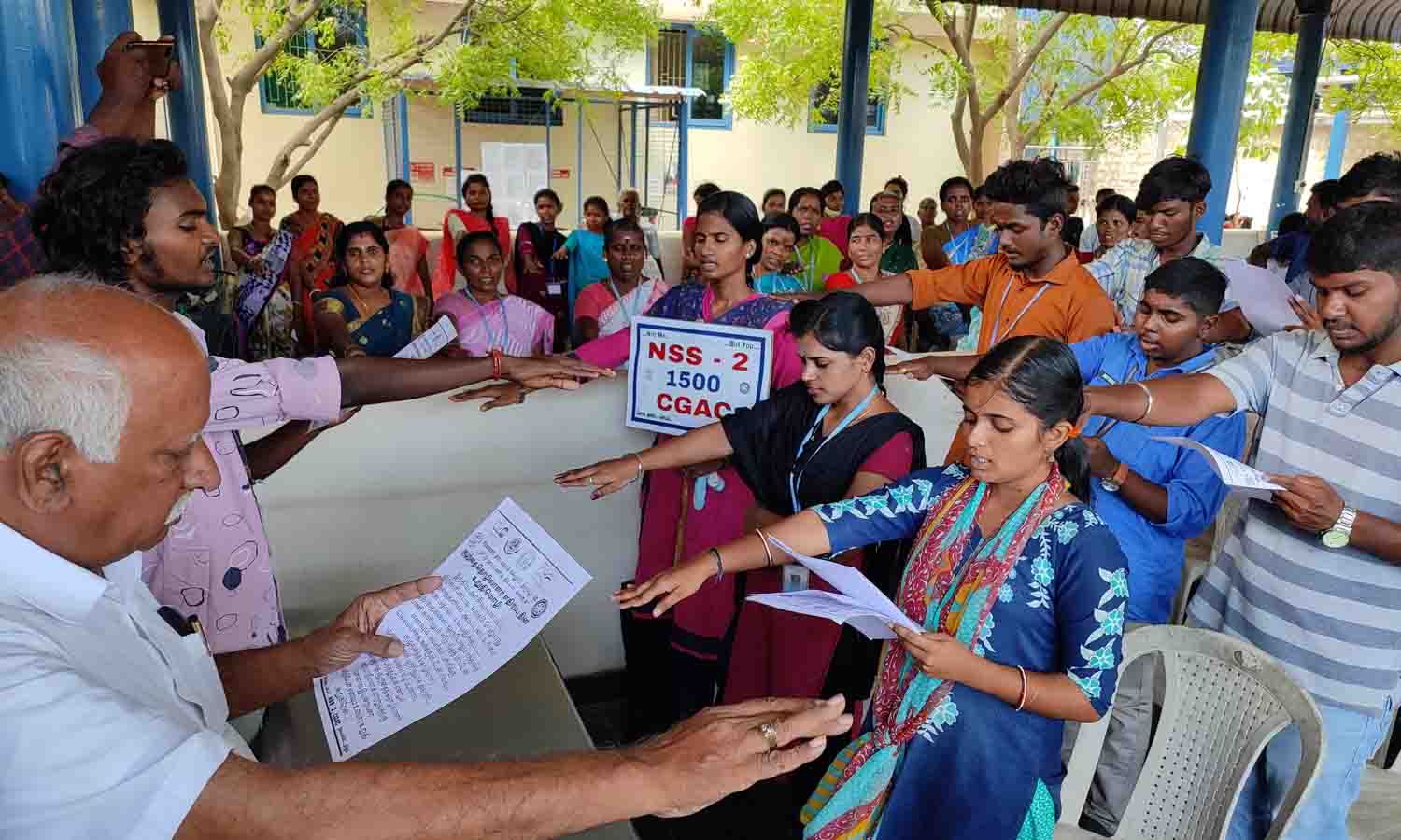 குழந்தைகளுக்கு கல்வியை கொடுப்போம் கல்லூரி மாணவர்கள் உறுதிமொழி