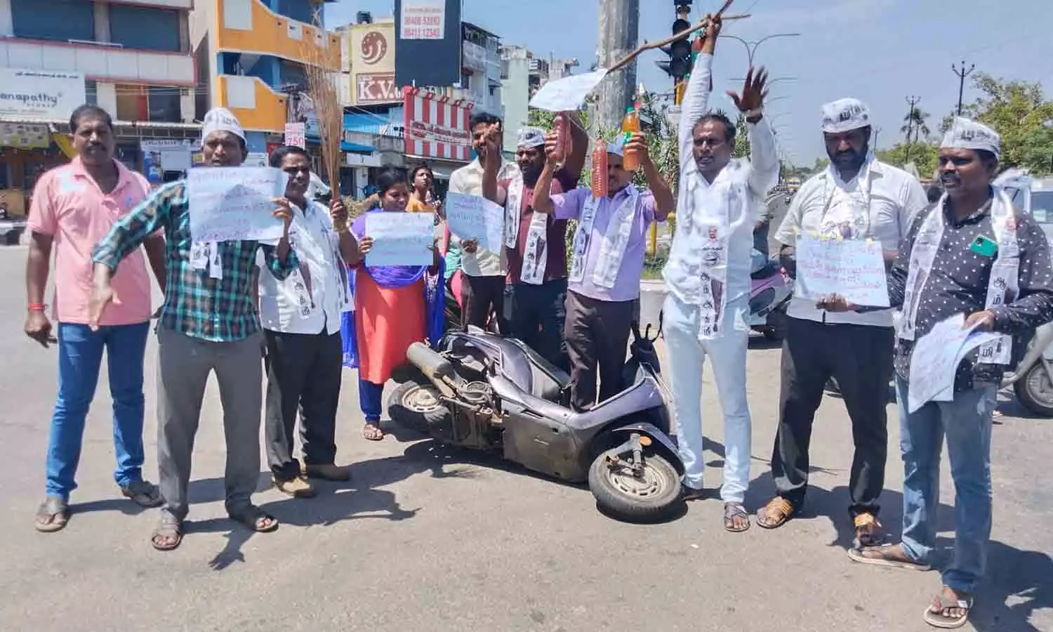 ஆம் ஆத்மி கட்சியினர் நூதன போராட்டம் ஆம் ஆத்மி கட்சியினர் நூதன போராட்டம்