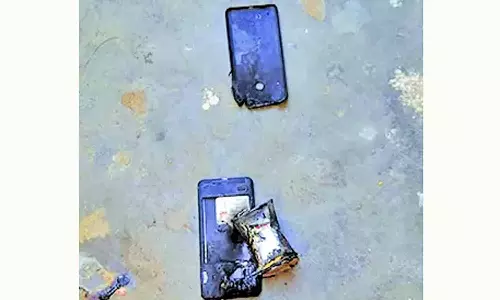 செல்போன் வெடித்து சிதறி காப்பீடு திட்ட அலுவலர் படுகாயம்