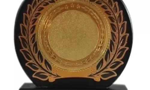 குருவாலயா ஆண்கள் அணி முதலிடம் - கலெக்டர் கேடயம் வழங்கினார்