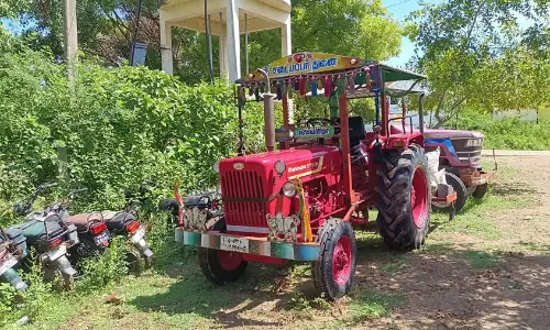 தனியார் கல்லூரி பஸ்சை முந்தி செல்ல முயன்ற வாலிபர்கள் டிராக்டர் மோதி பலி