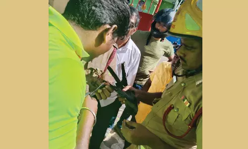 பட்டம் விட்ட நைலான் நூலில் சிக்கி தவித்த காகம்- 50 அடி உயரத்தில் ஏறி தீயணைப்பு வீரர்கள் மீட்டனர்