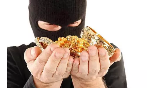 கதவை உடைத்து நகை-வெள்ளி பொருட்கள் கொள்ளை