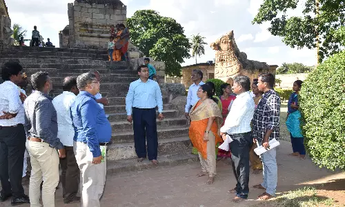 கங்கை கொண்ட சோழபுரத்தில் உள்ள பிரகதீஸ்வரர் கோவிலில் செயல்படுத்த உள்ள திட்டங்கள் குறித்து அதிகாரி ஆய்வு