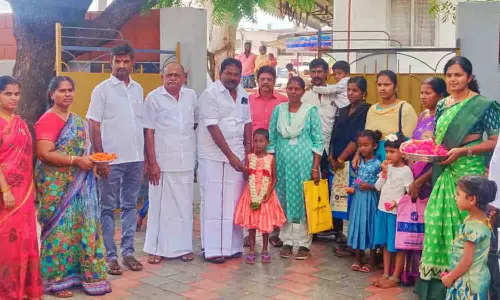 திருப்பூர் பாரப்பாளையம் அரசு பள்ளியில் புதிதாக சேர்ந்த குழந்தைகளுக்கு மாலை அணிவித்து வரவேற்பு