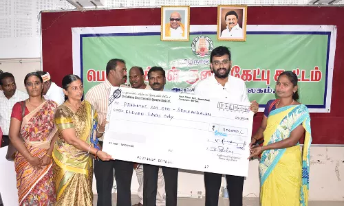 கடலூரில்  மகளிர் சுய உதவி குழுக்களுக்கு  ரூ.49 லட்சம் கடன் உதவிக்கான காசோலை: மாவட்ட கலெக்டர் வழங்கினார்