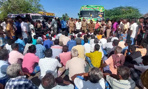 கல்லடையில் நெல் கொள்முதல் நிலையம் அமைக்க கோரி விவசாயிகள் சாலை மறியல்