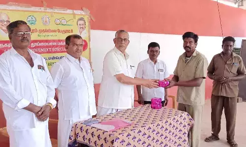 சாமளாபுரம் பேரூராட்சி தூய்மை பணியாளர்களுக்கு பரிசு