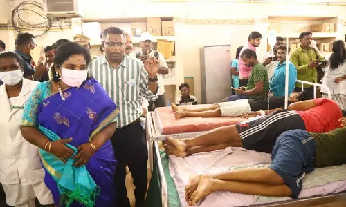 தரையில் படுக்க வைத்து நோயாளிகளுக்கு சிகிச்சை- புதுவை அரசு ஆஸ்பத்திரியில் கவர்னர் தமிழிசை திடீர் ஆய்வு