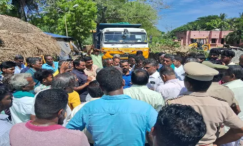 காரைக்கால் நல்லம்பல் ஏரியில் மணல் எடுப்பதை கண்டித்து  விவசாயிகள், கிராம மக்கள் லாரிகளை சிறைபிடித்து ஆர்ப்பாட்டம்