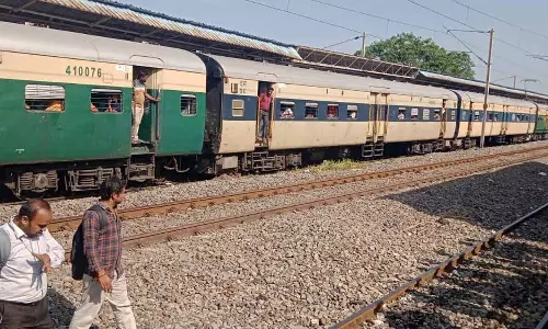 கும்மிடிப்பூண்டி அருகே வந்தபோது என்ஜின் பழுதானது- சென்னை ரெயில் நடுவழியில் நிறுத்தம்