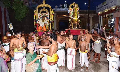 ஆழ்வார்திருநகரி ஆதிநாதர் ஆழ்வார் கோவிலில் கருட சேவை