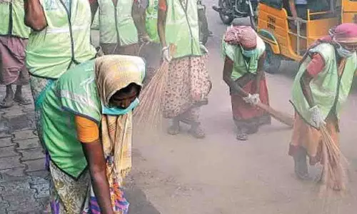 தூய்மைப்பணியாளா்களுக்கு முறையான ஊதியம் வழங்க கோரிக்கை