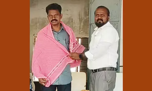 விருது பெற்ற ஆசிரியருக்கு பாராட்டு