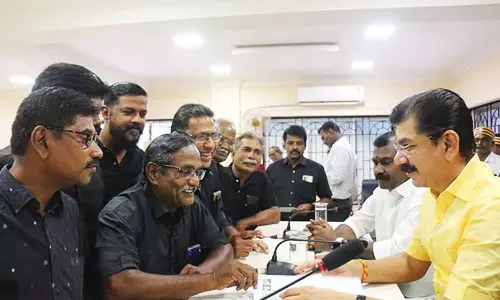 நெல்லை மாநகராட்சி அலுவலக வளாகத்தில் பெரியார்- கருணாநிதிக்கு சிலை-மேயரிடம், திராவிடர் கழகத்தினர் மனு