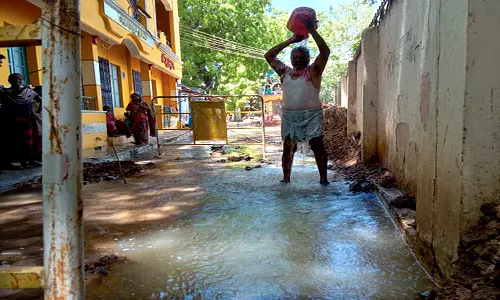 பழையபேட்டை பகுதியில் குடிநீர் குழாய் உடைப்பால் சாலையில் ஆறுபோல செல்லும் தண்ணீர்