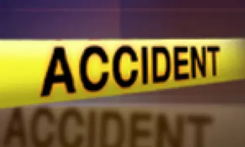 பந்தலூரில் கறிக்கோழிகளை ஏற்றி வந்த லாரி வீட்டின் மீது கவிழ்ந்தது