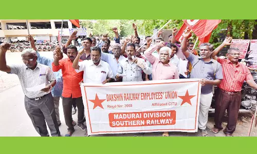 ரெயில்வே ஊழியர்கள் கண்டன ஆர்ப்பாட்டம்
