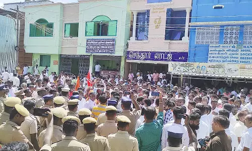 ராமேசுவரம் கோவில் இணை ஆணையரை மாற்றக்கோரி முற்றுகை போராட்டம்