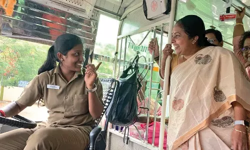 கோவையில் முதல் பெண் பஸ் டிரைவருடன் பயணம் செய்த வானதி சீனிவாசன் எம்.எல்.ஏ.