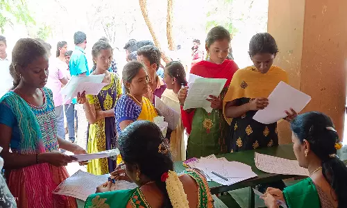 மாணவர் சேர்க்கைக்காக பனையம்பள்ளி அரசு பள்ளியில் திரண்ட பொதுமக்கள்