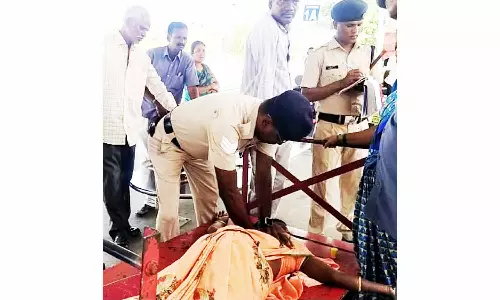 மயங்கி விழுந்த பெண்ணை காப்பாற்றிய போலீசாருக்கு பாராட்டு