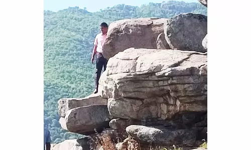 கற்கால மனிதர்கள் வாழ்ந்த தொங்குபாறை