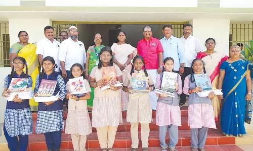குடியாத்தம் நடுப்பேட்டை அரசு மகளிர் பள்ளியில் மாணவிகளுக்கு விலையில்லா புத்தகங்கள்