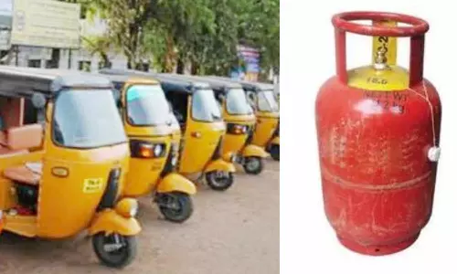 சமையல் கியாஸ் மூலம் இயக்கிய 12 ஆட்டோக்கள்