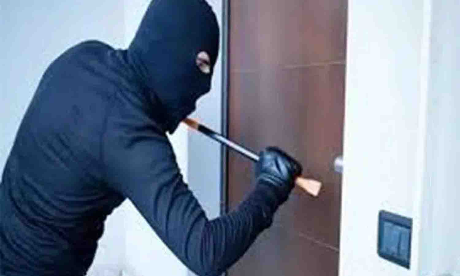 பல்லடம் அருகே வீட்டின் பூட்டை உடைத்து ரூ.2 லட்சம் திருட்டு