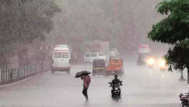 சேலம், நாமக்கல் மாவட்டங்களில் கனமழை வீடுகளுக்குள் தண்ணீர் புகுந்தது, மரங்கள் சாய்ந்தன சேலம், நாமக்கல் மாவட்டங்களில் கனமழை வீடுகளுக்குள் தண்ணீர் புகுந்தது, மரங்கள் சாய்ந்தன