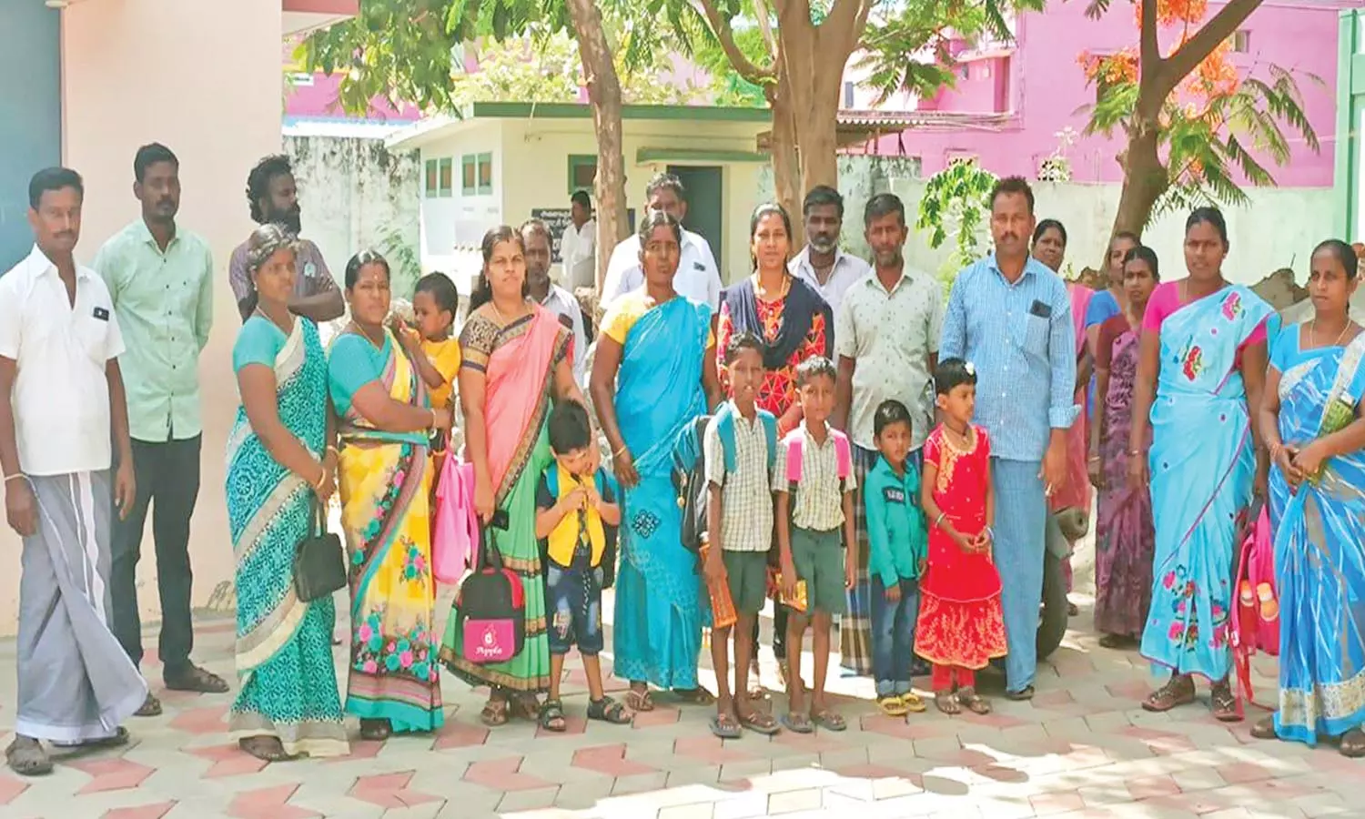 மூலைக்கரைப்பட்டியில் இன்று தொடக்க பள்ளியை முற்றுகையிட்டு பெற்றோர்கள் போராட்டம் மூலைக்கரைப்பட்டியில் இன்று தொடக்க பள்ளியை முற்றுகையிட்டு பெற்றோர்கள் போராட்டம்