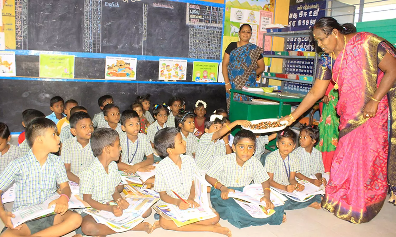 1 முதல் 5-ம் வகுப்பு வரை இன்று பள்ளிகள் திறப்பு- மாணவர்களை பன்னீர் தெளித்து வரவேற்ற ஆசிரியர்கள்