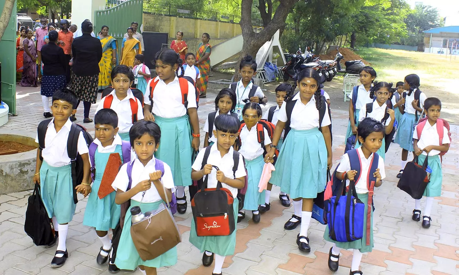 1 முதல் 5-ம் வகுப்பு வரை இன்று பள்ளிகள் திறப்பு- மாணவர்களை பன்னீர் தெளித்து வரவேற்ற ஆசிரியர்கள்