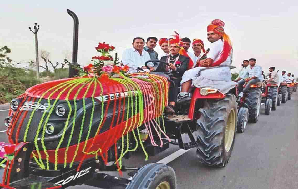 திருமணத்தின்போது 51 டிராக்டர்களுடன் ஊர்வலம் வந்து ஆச்சரியப்படுத்திய