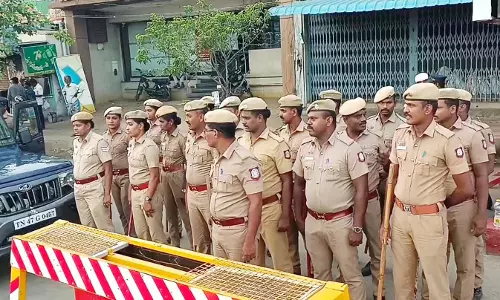 கரூர் பஸ் நிலையம், பா.ஜ.க. அலுவலகம் உள்ளிட்ட இடங்களில் போலீசார் குவிப்பு