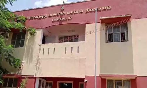 பல்லடம் போலீஸ் நிலையத்தில் தாய், மகள் தீக்குளிக்க முயற்சி