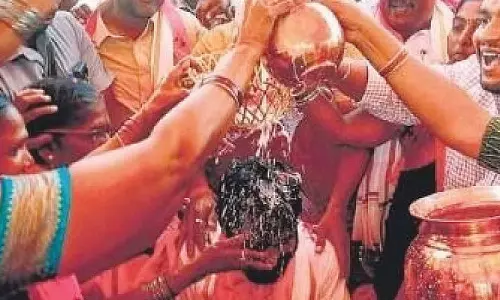 நல்ல பணிகள் செய்ததை பாராட்டி அமைச்சருக்கு பாலாபிஷேகம் செய்த பொதுமக்கள்