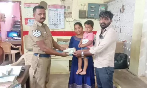 ஆலங்குளம் அருகே சாலையில் சிதறிக்கிடந்த ரூ.1.80 லட்சத்தை போலீசில் ஒப்படைத்த தம்பதி