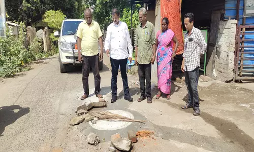 கடலூரில் பாதாள சாக்கடை மூடி சீரமைக்கும் பணி: துணை மேயர் நேரில் ஆய்வு