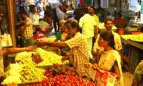 திருப்பூர் காட்டன் மார்க்கெட் வளாகத்திலேயே பூக்கடைகள் தொடர்ந்து செயல்படும் - வியாபாரிகள் அறிவிப்பு