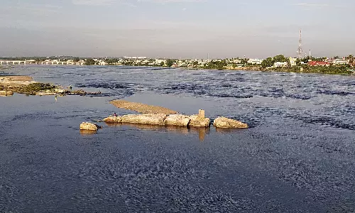 இரு கரையினை தொட்டு பாய்ந்தோடும் காவிரி ஆறு