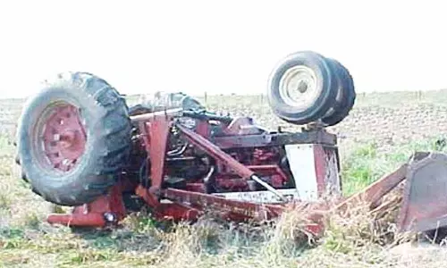 டிராக்டர் தலைகீழாக கவிழ்ந்து ஒருவர் பலி