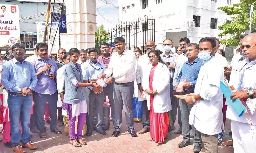 ரத்த கொடையாளர்களுக்கு மக்கள் நன்றிக்கடன்பட்டுள்ளார்கள் - கலெக்டர் கார்த்திகேயன் பேச்சு