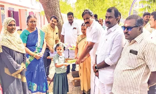 பெருமாள்புரம் மாநகராட்சி பள்ளியில் ஆங்கில வழி கல்வியில் பயிலும் மாணவர்களுக்கு புத்தகங்கள்- அப்துல் வகாப் எம்.எல்.ஏ. வழங்கினார்