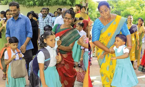 1 முதல் 5-ம் வகுப்பு வரை இன்று பள்ளிகள் திறப்பு- மாணவர்களை பன்னீர் தெளித்து வரவேற்ற ஆசிரியர்கள்