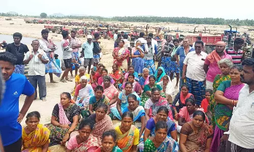 மணல் குவாரியில் பொதுமக்கள் தர்ணா